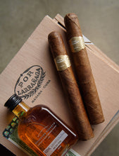 Load image into Gallery viewer, Por Larranaga Petit Coronas 5.2" x 42